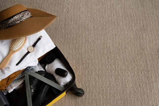 Stylowy minimalizm: Jak skomponować podróżną garderobę, która podkreśli Twoją urodę