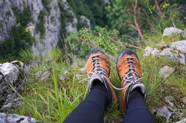 Jak wybrać idealne buty trekkingowe na różne warunki terenowe?